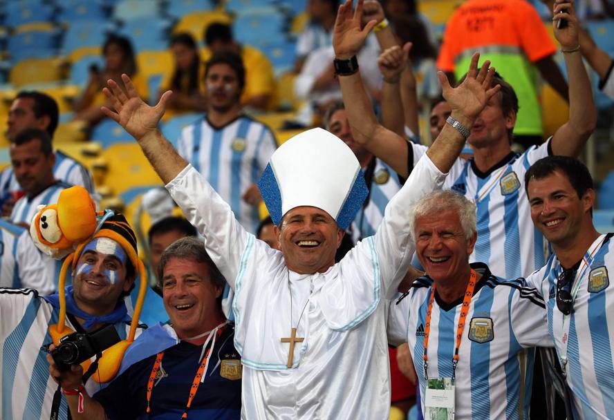 Papa Francesco è presente (anche se non di persona, sia chiaro) pure dentro il Maracanà. Epa